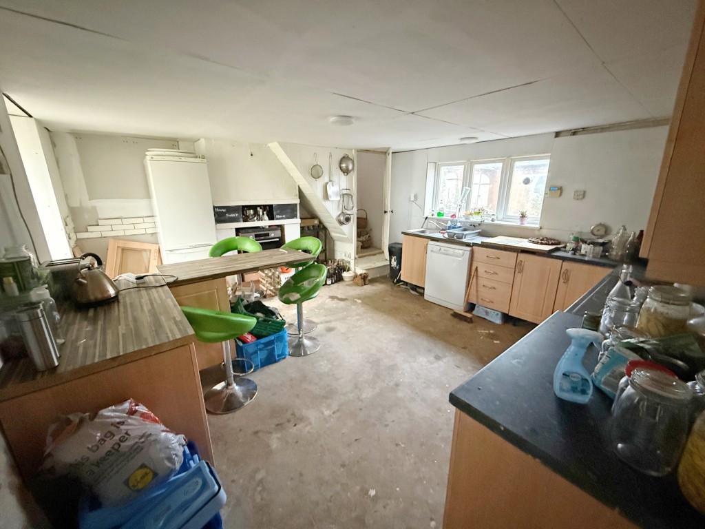 Lot: 86 - HOUSE FOR REPAIR AND IMPROVEMENT - Kitchen with breakfast bar